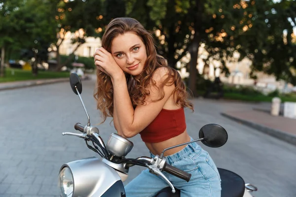 Menina bonita vestindo roupas casuais de verão — Fotografia de Stock