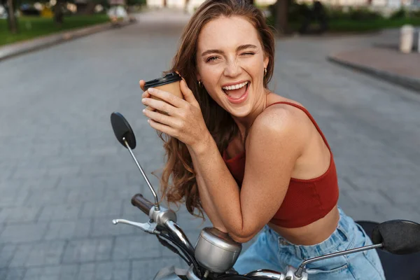 Menina bonita vestindo roupas casuais de verão — Fotografia de Stock