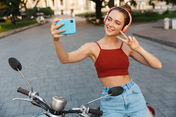 Beautiful young girl wearing casual summer clothing — Stock Photo, Image