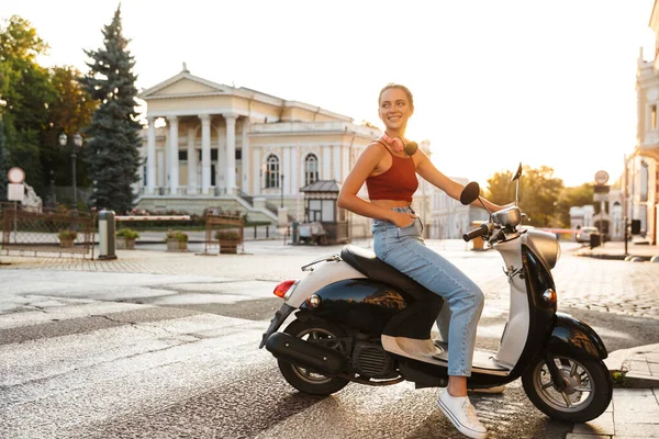 Beyaz yaz kızı portresi. Şehir caddesinde scooter kullanıyor. — Stok fotoğraf