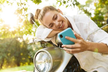 Yazlık kıyafetler giyen güzel bir genç kız.