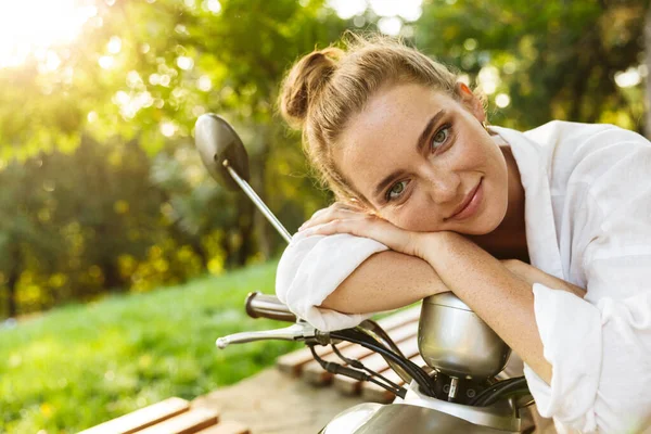 Belle jeune fille portant des vêtements d'été décontractés — Photo