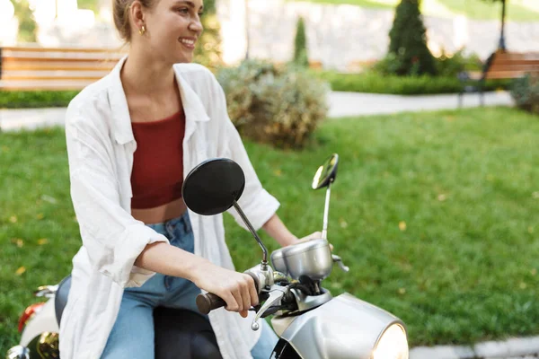 Bella ragazza che indossa abbigliamento estivo casual — Foto Stock