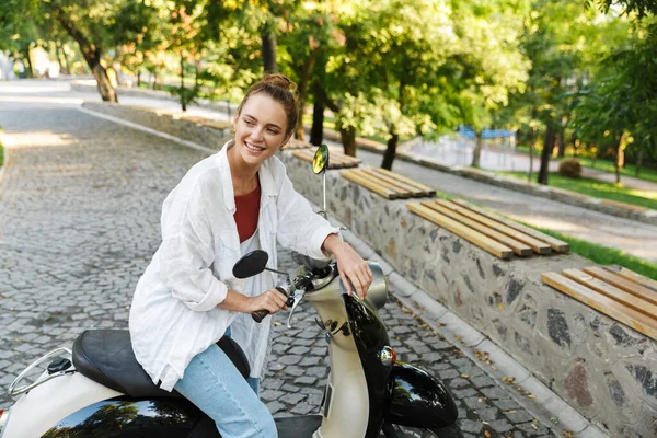 Krásná mladá dívka na sobě ležérní letní oblečení — Stock fotografie