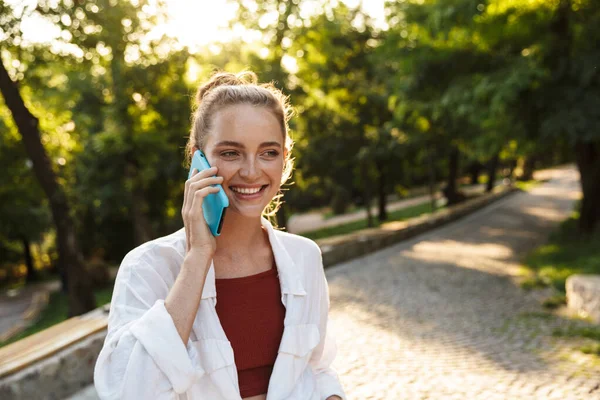 Primer plano de una joven sonriente caminando por el parque de la ciudad —  Fotos de Stock