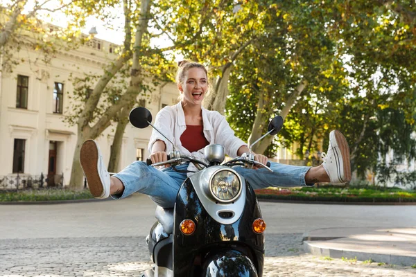 Yazlık kıyafetler giyen güzel bir genç kız.