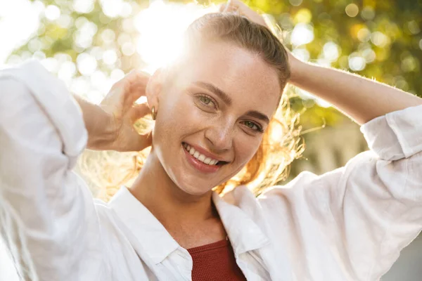 Close up de uma menina sorrindo vestindo uma camisa — Fotografia de Stock