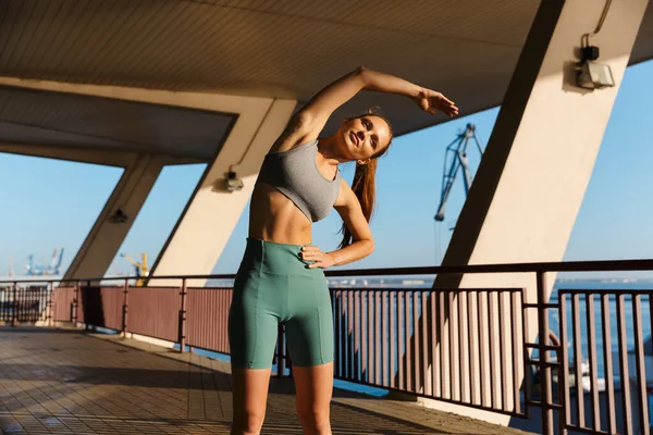 Atractiva chica de fitness joven haciendo ejercicios — Foto de Stock
