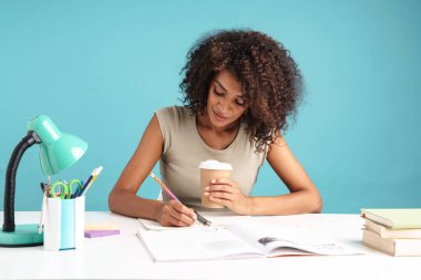 Güzel, genç, Afrikalı iş kadını. Sıradan giyinmiş.