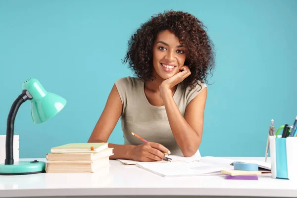 Hermosa joven mujer de negocios africana casualmente vestida — Foto de Stock