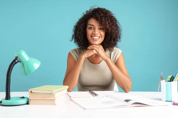 Belle jeune femme d'affaires africaine vêtue avec désinvolture — Photo