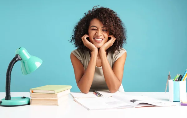 Hermosa joven mujer de negocios africana casualmente vestida — Foto de Stock