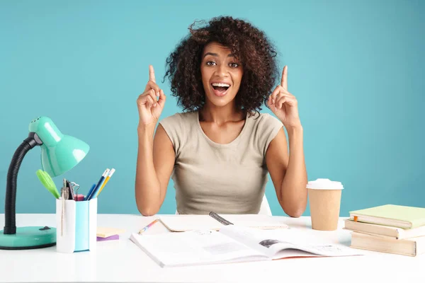 Hermosa joven mujer de negocios africana casualmente vestida — Foto de Stock