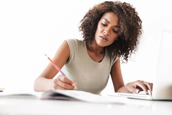 Attractive young african woman working with laptop computer — Stock Photo, Image