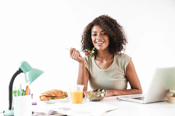 Linda jovem africana sentada na mesa — Fotografia de Stock