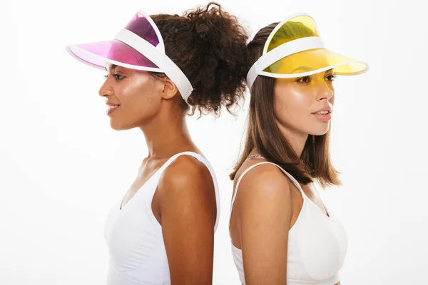모두 가 만족 해 하는 2 명의 다국적 여성의 사진, 뒤로 물러서서 바라보고 있는 점퍼 모자를 쓰고 있는 모습 — 스톡 사진
