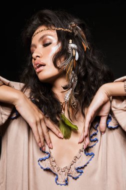 Güzel bir esmer kadının portresi.