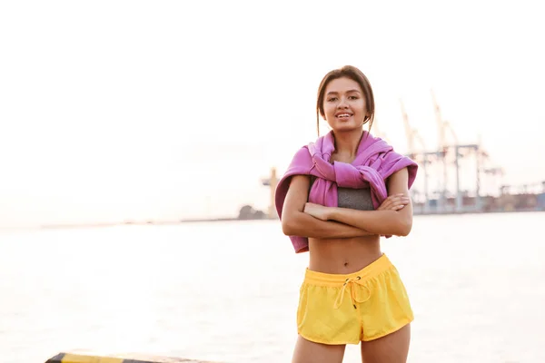 身穿运动服的亚洲女人站在自己面前的形象 — 图库照片