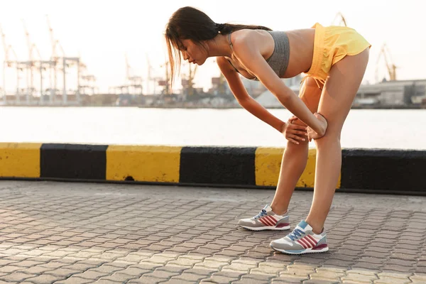 Image of feminine asian woman doing workout against sea port — Stock Photo, Image