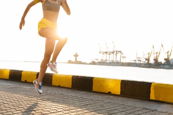 Imagen de mujer asiática sana corriendo mientras hace ejercicio en el mar — Foto de Stock