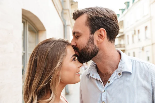 Primer plano de una hermosa pareja feliz abrazando — Foto de Stock