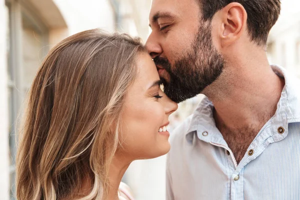 Primer plano de una hermosa pareja feliz abrazando —  Fotos de Stock