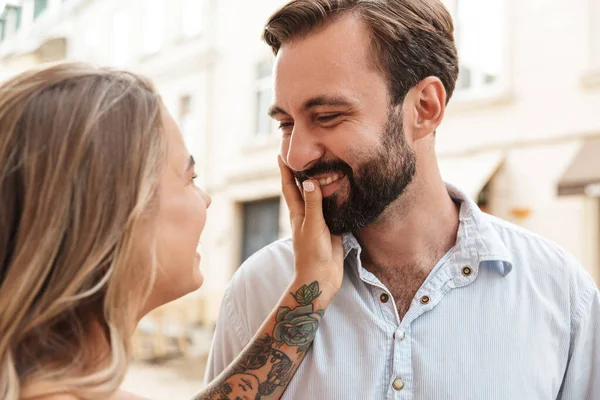 Närbild av ett lyckligt vackert par omfamnar — Stockfoto