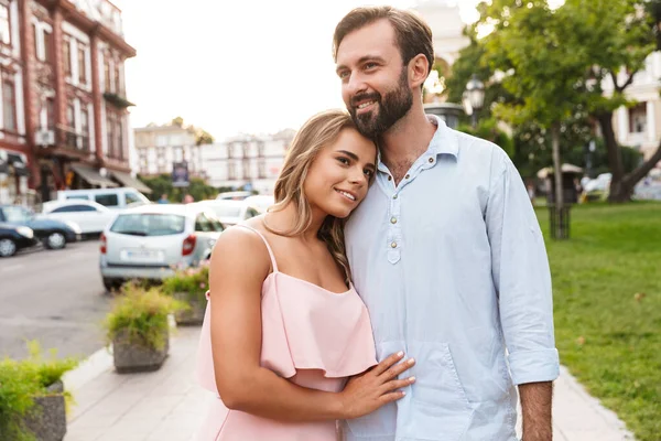 Close-up van een gelukkig mooi paar omarmen — Stockfoto