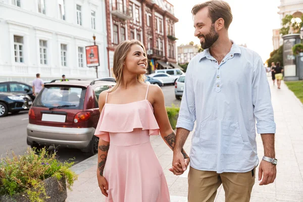 Paar läuft im Freien durch die Straße — Stockfoto