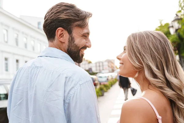 Älskade par promenader vid gatan utomhus — Stockfoto