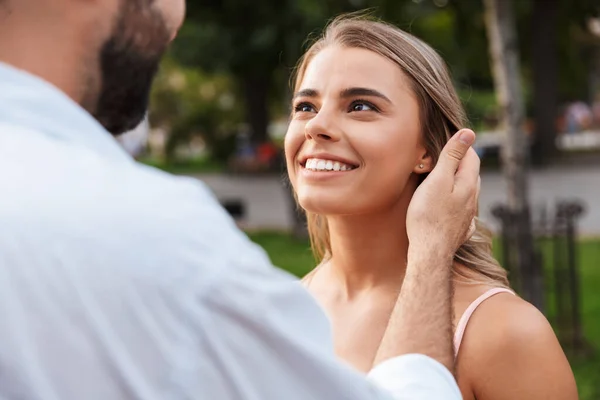 Älskade par promenader vid gatan utomhus tittar på varandra. — Stockfoto