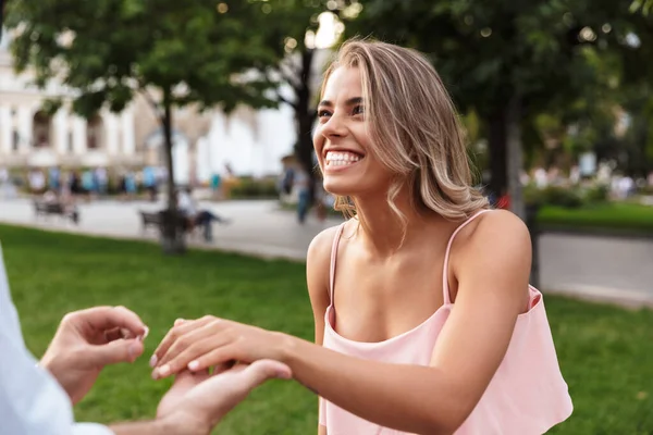 Uomo dare una fede nuziale matrimonio alla sua ragazza — Foto Stock