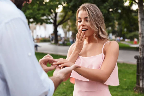 Mannen ger en vigselring till sin chockade flickvän — Stockfoto