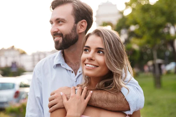 Liefdevol koppel wandelen door straat buiten knuffelen — Stockfoto