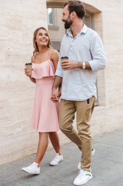 Genç ve sevgi dolu bir çift dışarıda kahve içiyor..