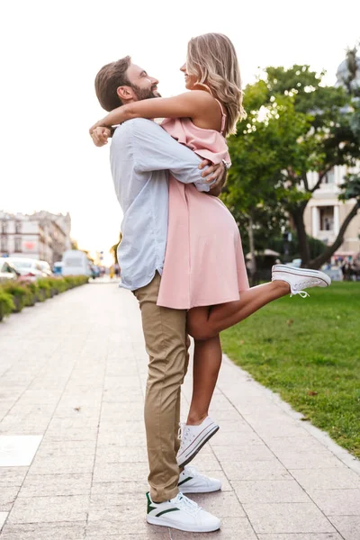 Sokakta yürüyen ve kucaklaşan sevgili çift. — Stok fotoğraf