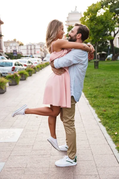 在街上散步的恋人们拥抱在一起 — 图库照片