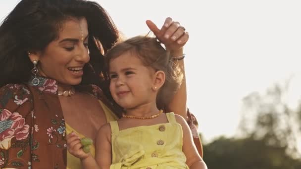 Plaisir Femme Indienne Manger Raisin Profite Moment Avec Son Enfant — Video