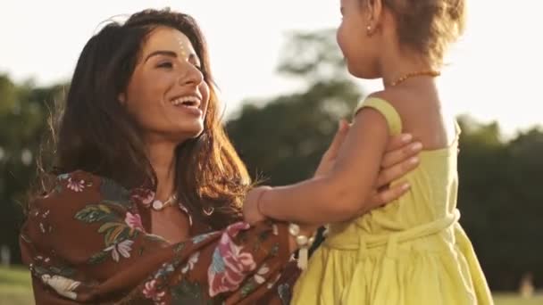 Gelukkig Indisch Vrouw Spelen Geniet Van Het Moment Met Haar — Stockvideo