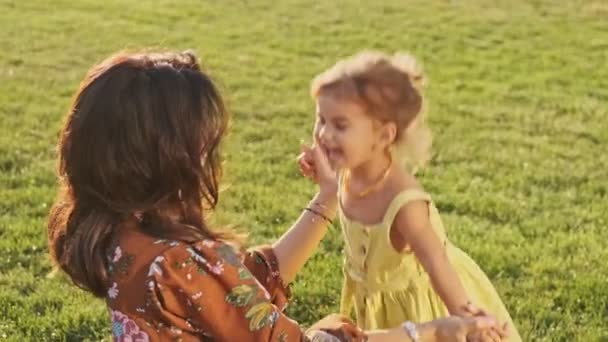 Mujer India Feliz Jugando Con Niña Alegre Parque Aire Libre — Vídeo de stock