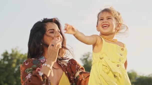 Glückliche Indianerin Die Spaß Mit Ihrem Fröhlichen Kind Hat Während — Stockvideo