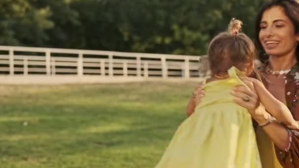 Mulher Indiana Agradável Divertindo Com Sua Menina Criança Feliz Girando — Vídeo de Stock