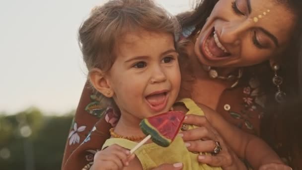 Mulher Indiana Satisfeita Desfruta Momento Com Sua Menina Criança Feliz — Vídeo de Stock