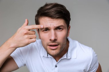Gri duvar arka planında izole edilmiş bir adam
