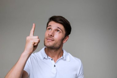 Gri duvar arka planında izole edilmiş bir adam