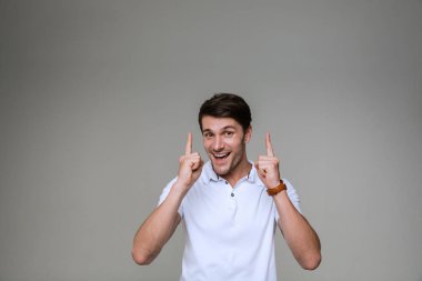 Pozitif yakışıklı genç adam işaret ediyor..