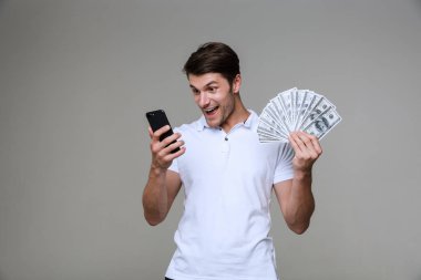 Pozitif genç adam elinde para tutuyor..