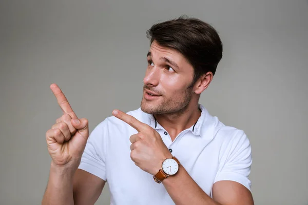 Homem posando isolado sobre fundo de parede cinza — Fotografia de Stock