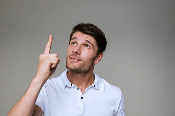 Uomo posa isolato su sfondo grigio parete — Foto Stock