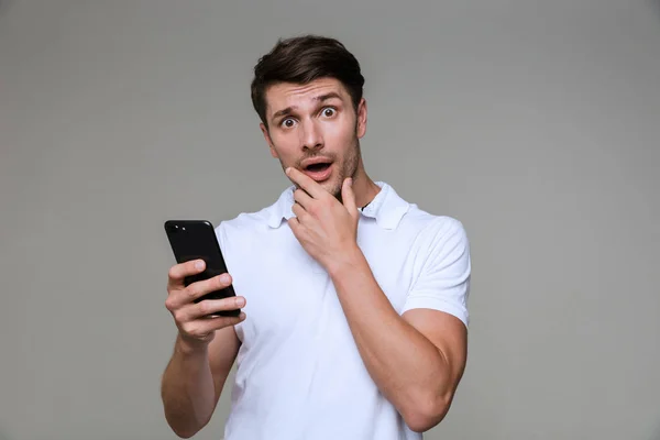 Joven sorprendido posando aislado — Foto de Stock